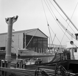 849441 Afbeelding van het vrachtschip Dintelborg in de Protonhaven bij Houthandel Jongeneel op het industrieterrein ...